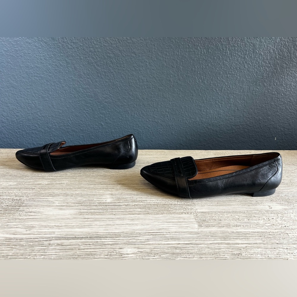 🟣LIKE NEW!!! Vionic Savannah Black Leather Flats
FINAL PRICE🟣